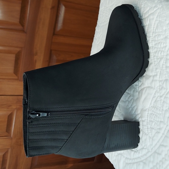* Kelly & Katie Yona Chelsea Black Ankle Booties with Heels, Size 8.5Wide, NEW - Picture 2 of 9